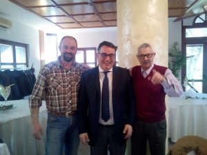 A sinistra il nuovo capogruppo degli Alpini di Mulazzo, Francesco Fogola, che prende il posto del dimissionario Ugo Folloni (a destra). Al centro il sindaco Claudio Novoa.