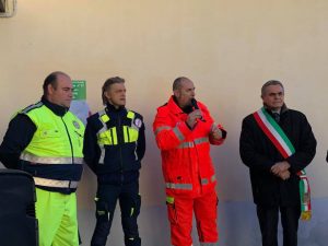 Un momento della manifestazione di installazione del defibrillatore