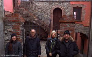 I rappresentanti del Mangia Trekking davanti all'ingresso del futuro Museo