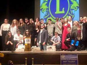 Foto di gruppo con gli studenti del Lions student got Talent