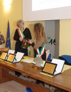 Lo scambio di doni tra i Comuni di Pontremoli e di Modena rappresentati dal sindaco Lucia Baracchini e dall'assessore modenese Ludovica Carla Ferrari