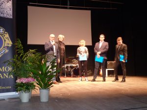 Da sinistra, il presidente dei Lions Pontremoli Lunigiana, Roberto Del Vecchio, il sindaco Lucia Baracchini e i tre giovani presentatori della manifestazione.