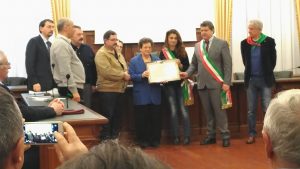 Un momento della consegna della pergamena in ricordo di Celso Battaglia