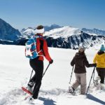Turisti che affrontano la neve con le ciaspole