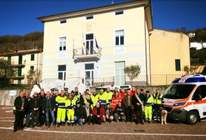 Foto di gruppo davanti al Municipio di Podenzana durante l'installazione del defibrillatore