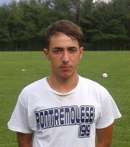 Matteo De Negri. Il giovane attaccante della Pontremolese prodotto del vivaio azzrro ha siglato il gol partita nella sfida esterna contro il LCandeglia. Una rete che per la squadra di mister Ruvo vale un altro punto per continuare la risalita della classifica.