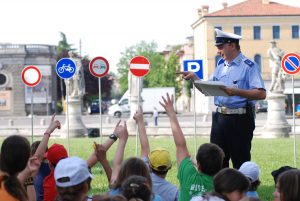 Un vigile insegna l'educazione stradale ad un gruppo di giovani