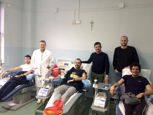 Il presidente Fratres Armando Mastroviti (in piedi al centro) assieme al personale del centro trasfusionale e ai giocatori del Pontremoli Basket che stanno donando il sangue