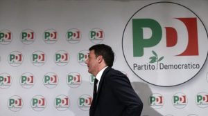Il momento in cui Matteo Renzi abbandona la conferenza stampa in cui ha annunciato le sue dimissioni da segretario Pd