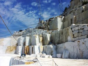 Una cava di marmo a Carrara