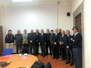 Foto di gruppo dei partecipanti all'incontro all'Università di Pisa in cui si è parlato delle possibilità di recupero delle aree di Villafranca dove sorgevano l'ex Panda e la Trda