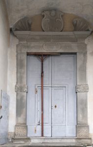 L'ingresso della chiesa di Casalina con il portale in pietra danneggiato. Chiuso dal 2012.