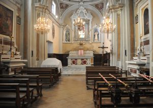 L'interno della chiesa di Casalina.