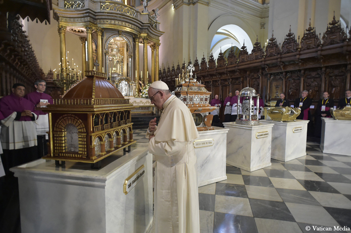 Le reliquie. Il corpo dei Santi è tempio vivo dello Spirito Santo Le reliquie. Il corpo dei Santi è tempio vivo dello Spirito Santo