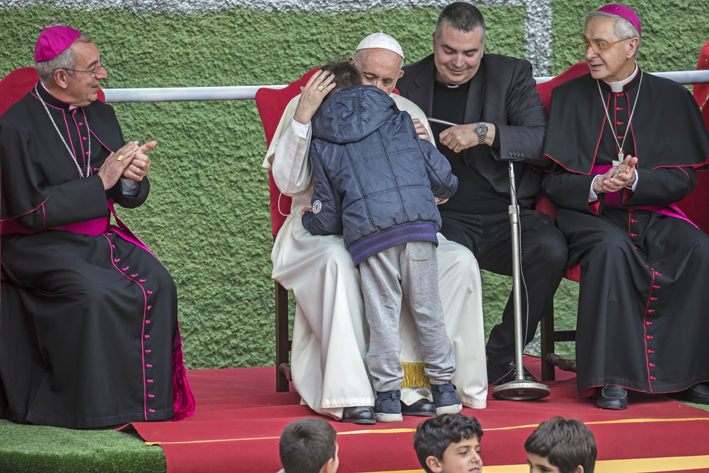 Papa Francesco ai bambini nella parrocchia romana del Corviale: “Dio ha un cuore di papà” Papa Francesco ai bambini nella parrocchia romana del Corviale: “Dio ha un cuore di papà”