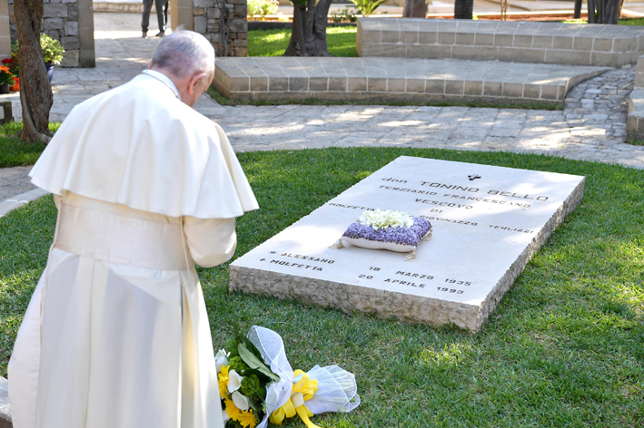 Innamorati di Dio appassionati dell’uomo. Papa Francesco e don Tonino Bello Innamorati di Dio appassionati dell’uomo. Papa Francesco e don Tonino Bello