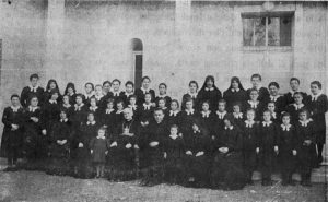Foto di gruppo di quegli anni con le orfanelle, le suore e il vescovo Sismondo