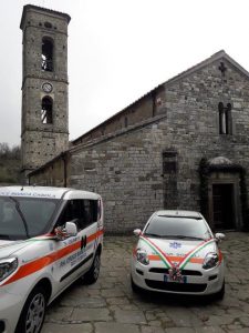 Due mezzi della Croce Bianca di Casola di fronte alla Pieve di Codiponte