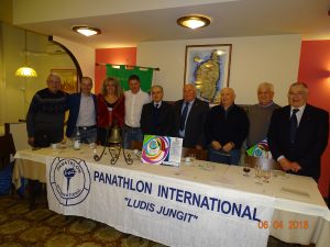 Foto di gruppo dei partecipanti alla giornata organizzata dal Panathlon Pontremoli Lunigiana