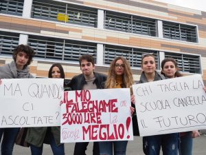 Gli studenti protestano di fronte alla sede del "da Vinci" di Villafranca (foto Massimo Pasquali)