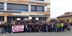 Gli studenti protestano di fronte alla sede del "da Vinci" di Villafranca (foto Massimo Pasquali)