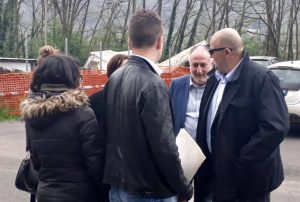 L'arrivo del sindaco di Villafranca, Filippo Bellesi, e del presidente della provincia Gianni Lorenzetti (foto Massimo Pasquali)