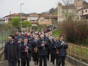 La processione verso il ponte guidata dalla Banda Musicale di Filattiera