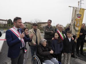 Il saluto del consigliere regionale Giacomo Bugliani. Alla sua destra, con la fascia tricolore, il sindaco di Filattiera, Annalisa Folloni.