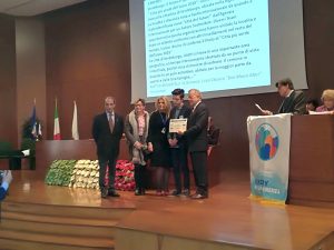 Il momento della premiazione di Mattia Moscatelli, sul palco assieme ai genitori e rappresentanti del Rotary Lunigiana