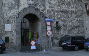 Porta Parma, uno degli ingressi per immettersi nel centro storico pontremolese anche con l'automobile