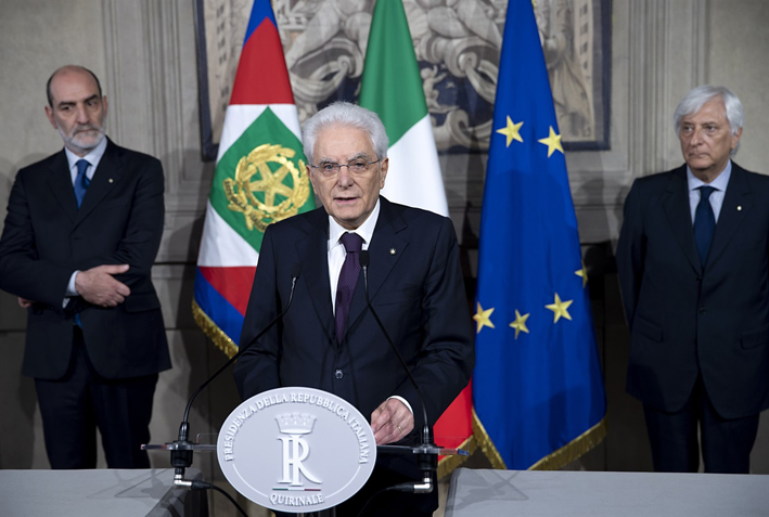 Bufera sul presidente Mattarella per lo stop a Savona ministro Bufera sul presidente Mattarella per lo stop a Savona ministro