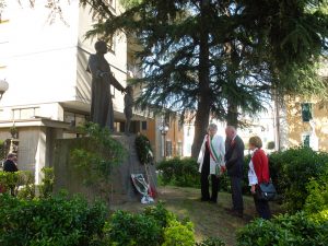 25 Aprile a Pontremoli la deposizione della corna di fronte al monumento ai Caduti e a quello che ricorda Mons. Sismondo