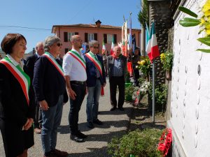 Zeri: la deposizione di fiori e corne al monumento alla Resistenza e al monumento ai Caduti