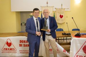 Stefano Gussoni (a destra) viene premiato dal presidente Mastroviti per aver raggiunto il numero record di 211 donazioni