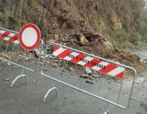 La frana caduta sulla strada per Collesino