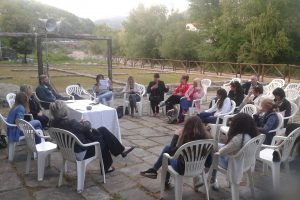 Un momento della conferenza di presentazione de "Un borgo da sfogliare" negli orti del Comune