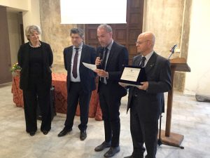 Il momento della consegna del premio touring all'Agrario di Fivizzano, consegnato alla direttrice scolastica del Pacinotti, Lucia Baracchini