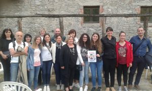 Foto di gruppo dei vari componenti che stanno contribuendo alla realizzazione di "Un borgo da sfogliare"
