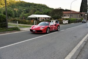 In due foto il simbolo della Mille Miglia transitata in Lunigiana (per la precisione qui siamo a Pontremoli, sulla Statale della Cisa, poco prima dell'abitato di Mignegno, nei pressi dell'ospedale cittadino). A sinistra una Ferrari e a destra una Alfa d'epoca.