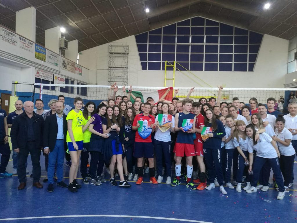Foto di gruppo con tutti i partecipanti alla giornata di festa