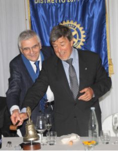 Maldini (a sinistra) e Bergamaschi effettuano lo scambio della campana