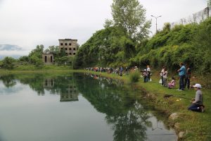 Sulla sponda del lago degli Asinelli tanti Pierini pescatori hanno "incrociato" le lenze a singolar tenzone pescando complessivamente ben 446 trote
