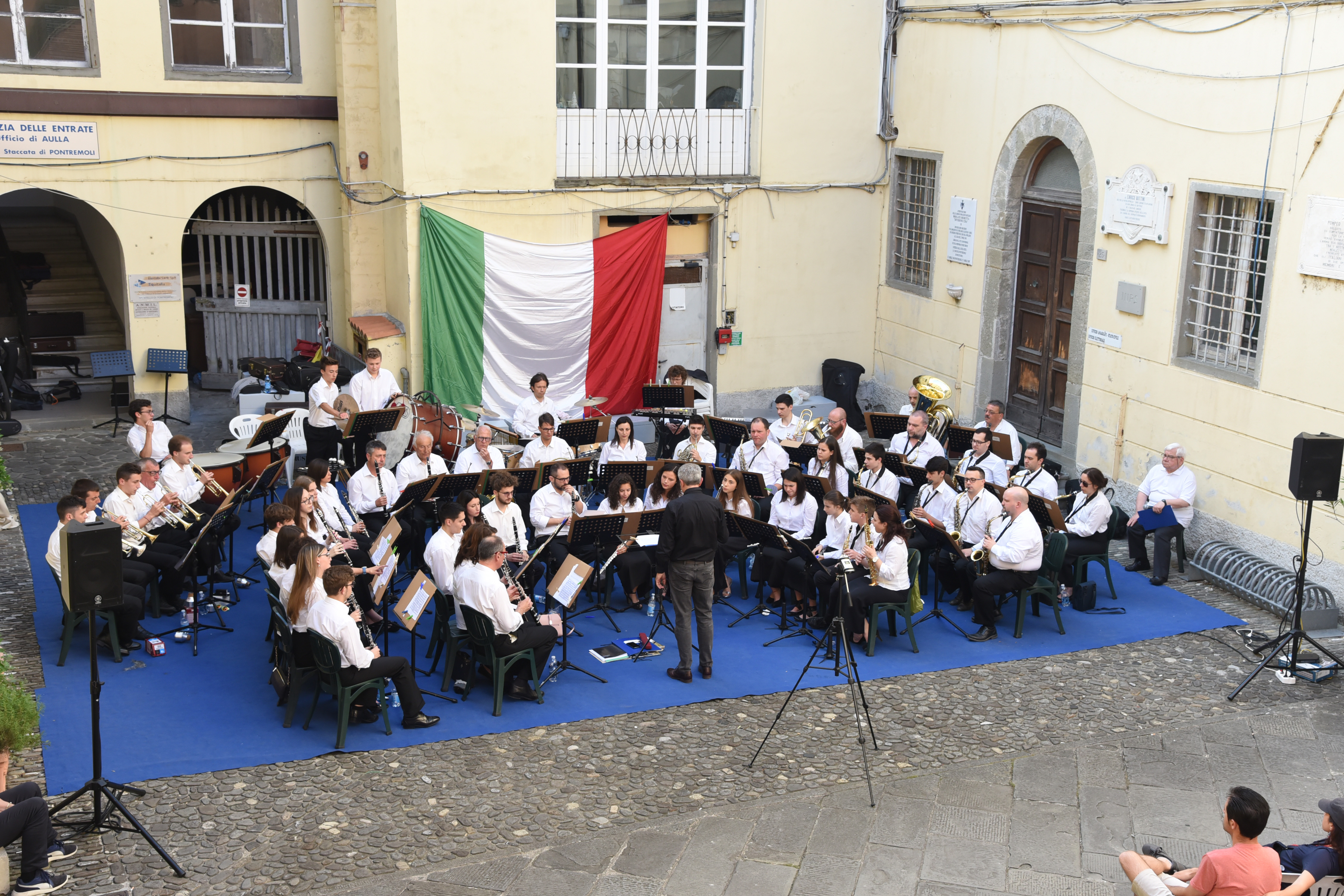 L’omaggio della Musica cittadina di Pontremoli alla Repubblica L’omaggio della Musica cittadina di Pontremoli alla Repubblica
