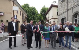 L'inaugurazione di Sapori con il taglio del nastro da parte del sindaco Paolo Grassi (foto Massimo Pasquali)