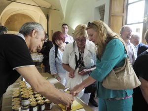 Una bancarella del miele lunigianese a Sapori