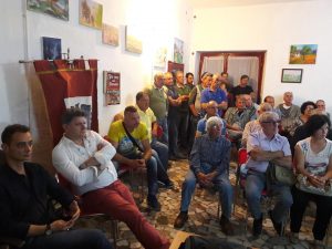 Il pubblico intervenuto tra cui si possono notare, a sinistra, l'assessore Giovanni Poleschi e il sindaco Paolo Grassi