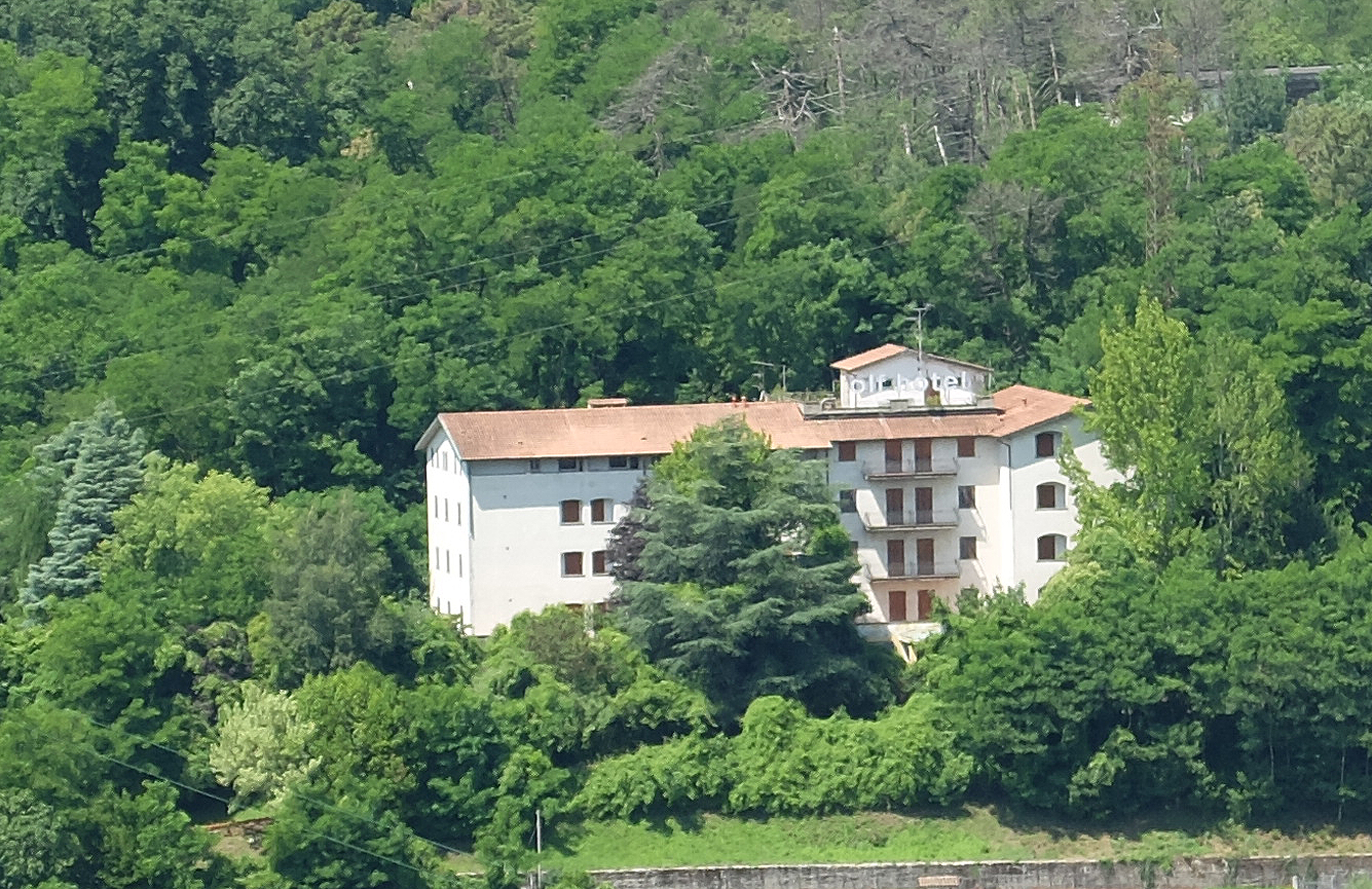 A 10 anni dalla chiusura resta un mistero il futuro del Golf Hotel