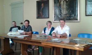 La presentazione del progetto della Lunigiana card con al centro i sindaci di Pontremoli, Lucia Baracchini, e di Fivizzano, Paolo Grassi.