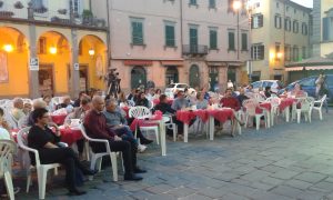 Il pubblico presente alla manifestazione "fogli sparsi al letterario"
