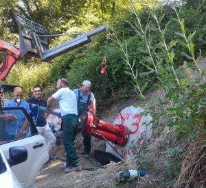 Un momento dell'installazione degli ancoraggi flottanti a Giucano